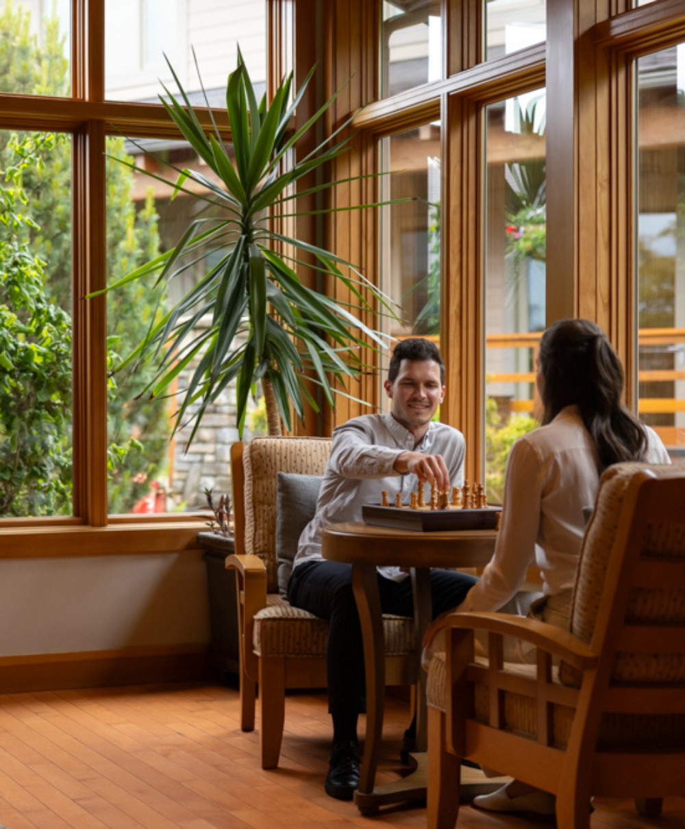 Sonora Resort Lounge - Guests playing chess